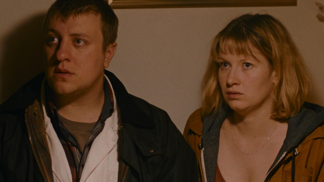 Cornetto im Gras – Thomas und Marlene Thomas und Marlene stehen nebeneinander – Filmstill aus Cornetto im Gras.